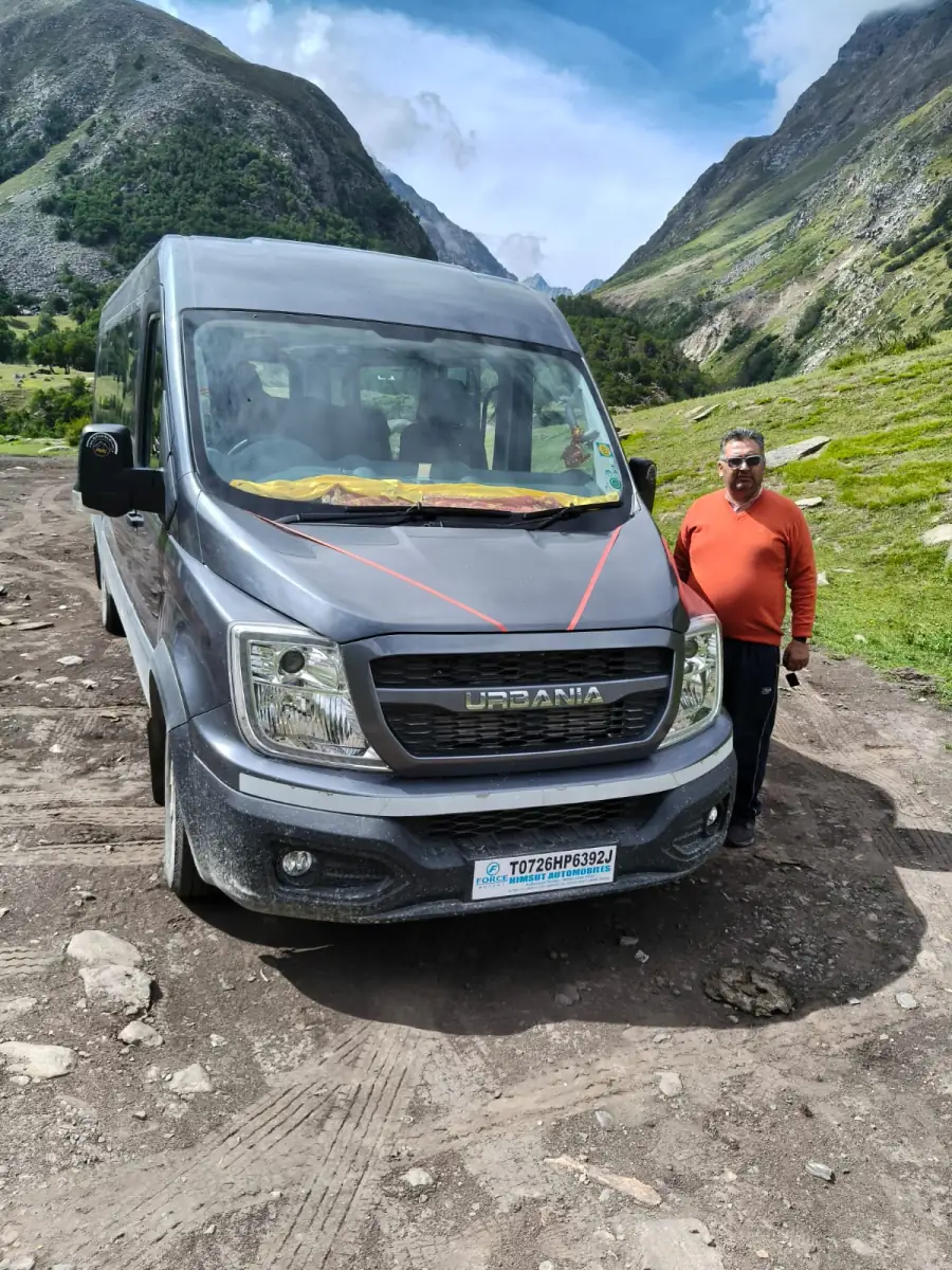 Front view of the Gemini Urbania with its driver on a mountain road